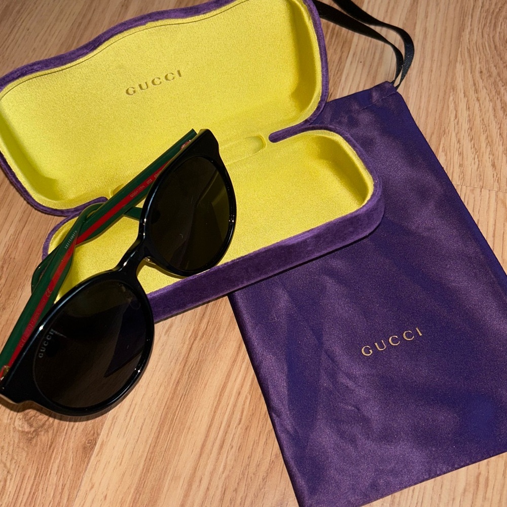 Gucci Black Sunglasses Logo Stripe Emblem w Case & Dustbag